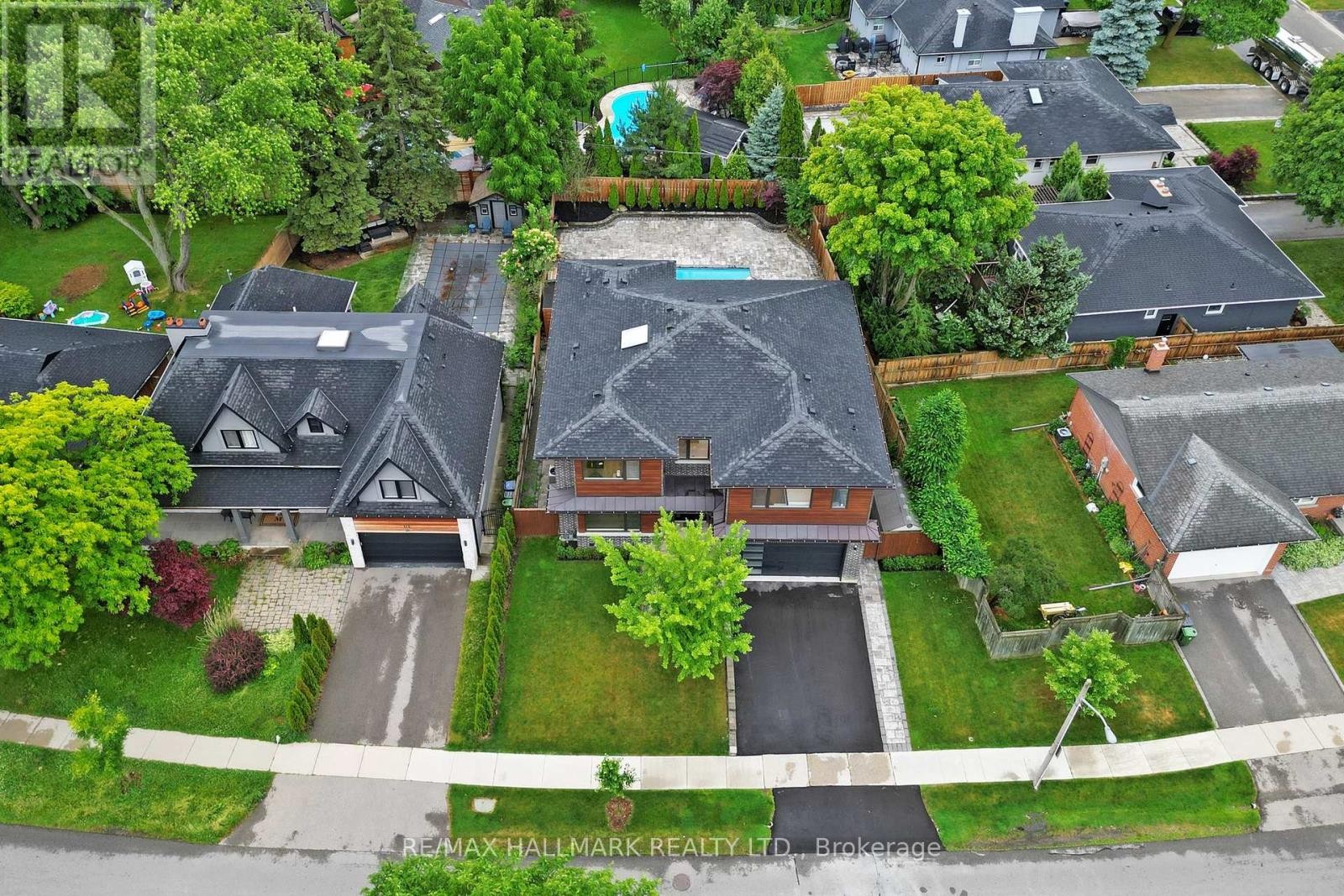 












114 LLOYD MANOR ROAD

,
Toronto (Princess-Rosethorn),




Ontario
M9B5J9

