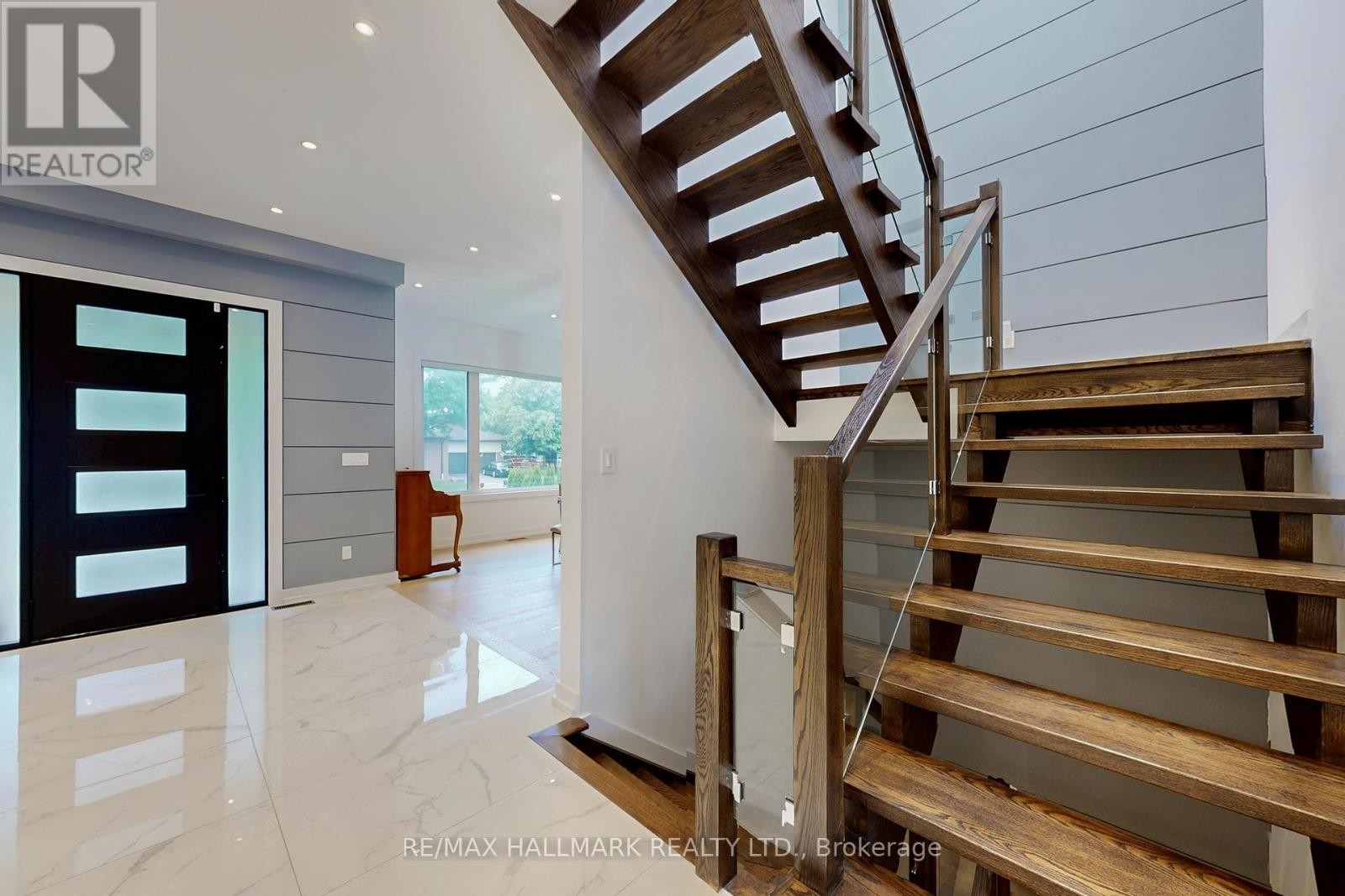 












114 LLOYD MANOR ROAD

,
Toronto (Princess-Rosethorn),




Ontario
M9B5J9


