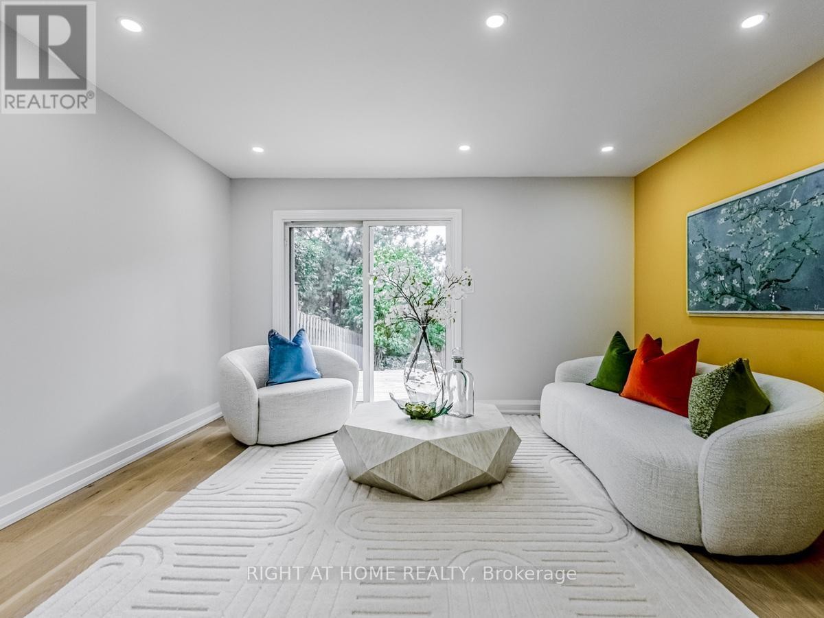 












2273 MUNN'S AVENUE

,
Oakville (RO River Oaks),




Ontario
L6H3M4

