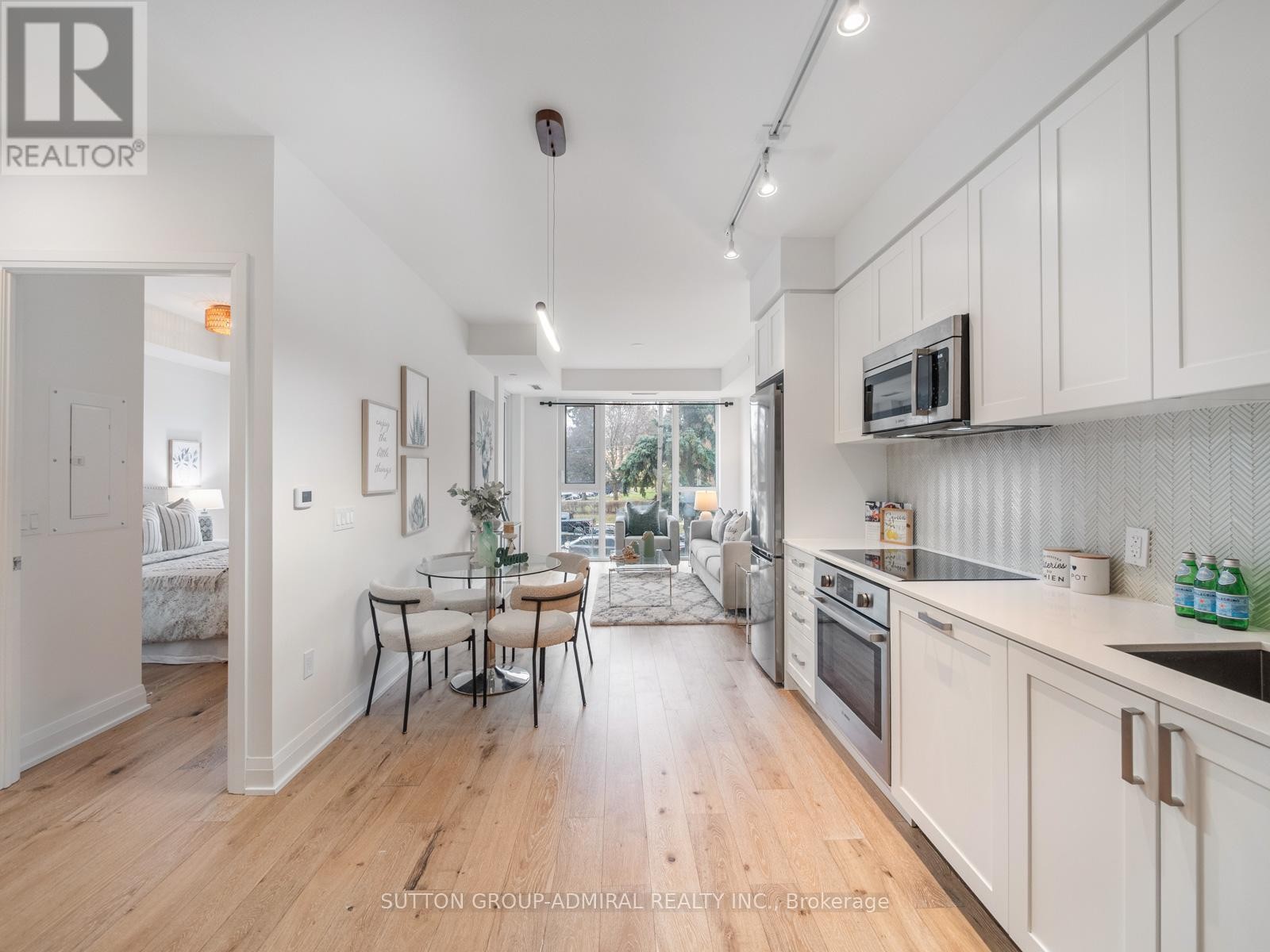 












218 - 293 THE KINGSWAY

,
Toronto (Edenbridge-Humber Valley),




Ontario
M9A0E8

