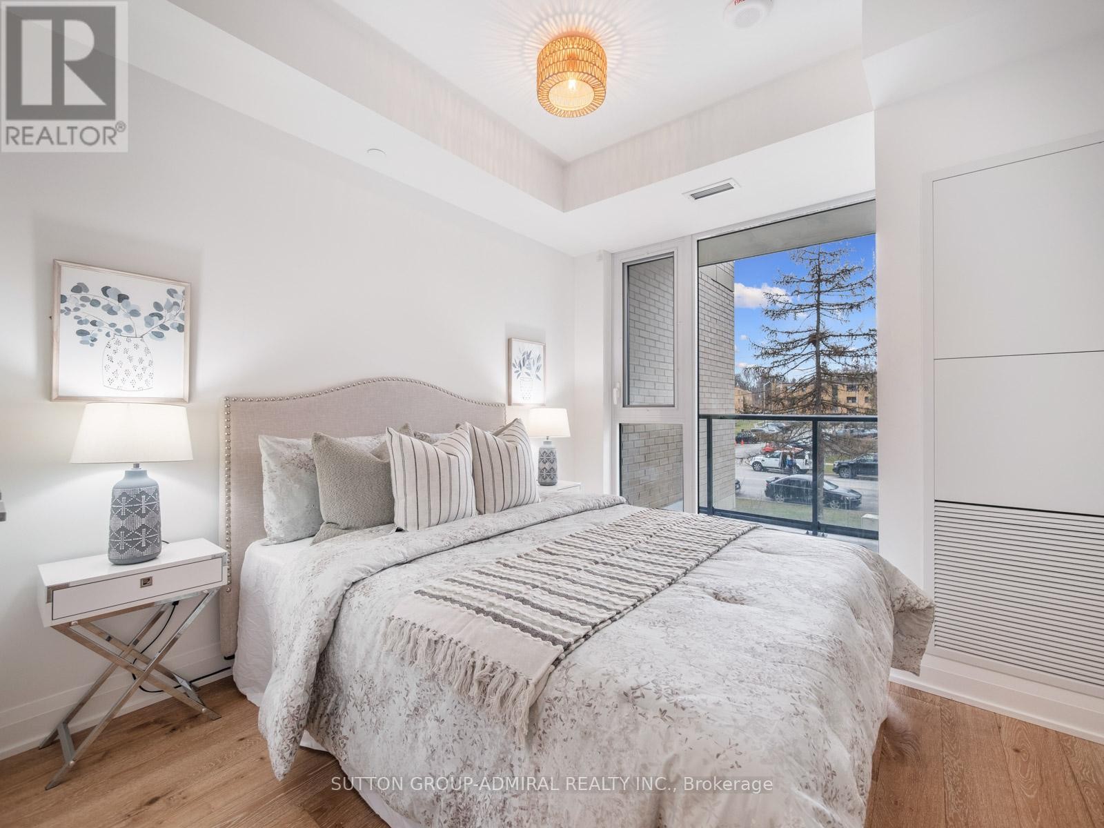 












218 - 293 THE KINGSWAY

,
Toronto (Edenbridge-Humber Valley),




Ontario
M9A0E8

