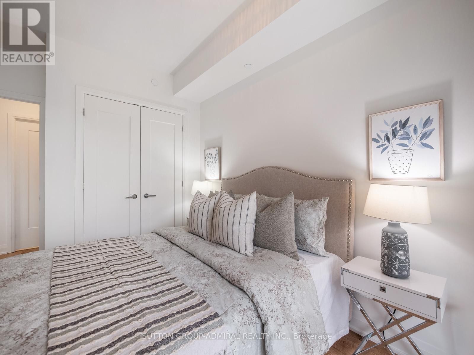 












218 - 293 THE KINGSWAY

,
Toronto (Edenbridge-Humber Valley),




Ontario
M9A0E8

