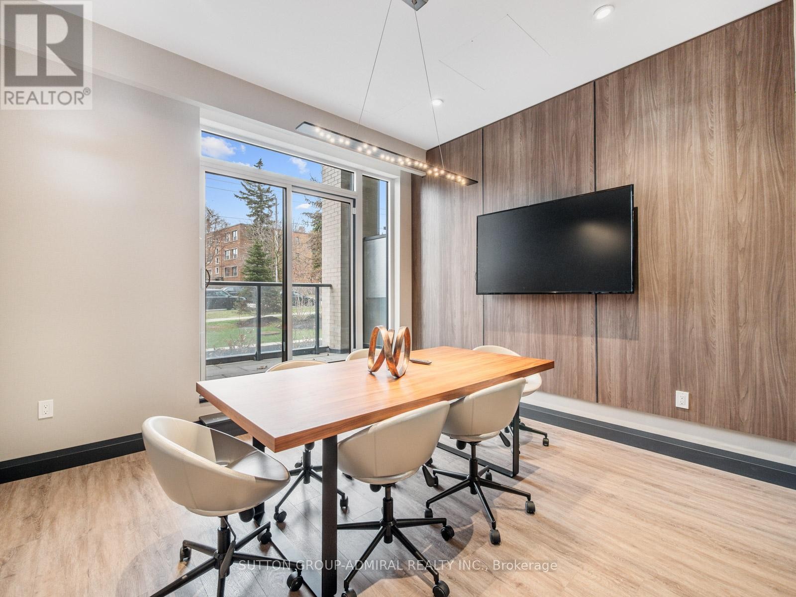 












218 - 293 THE KINGSWAY

,
Toronto (Edenbridge-Humber Valley),




Ontario
M9A0E8

