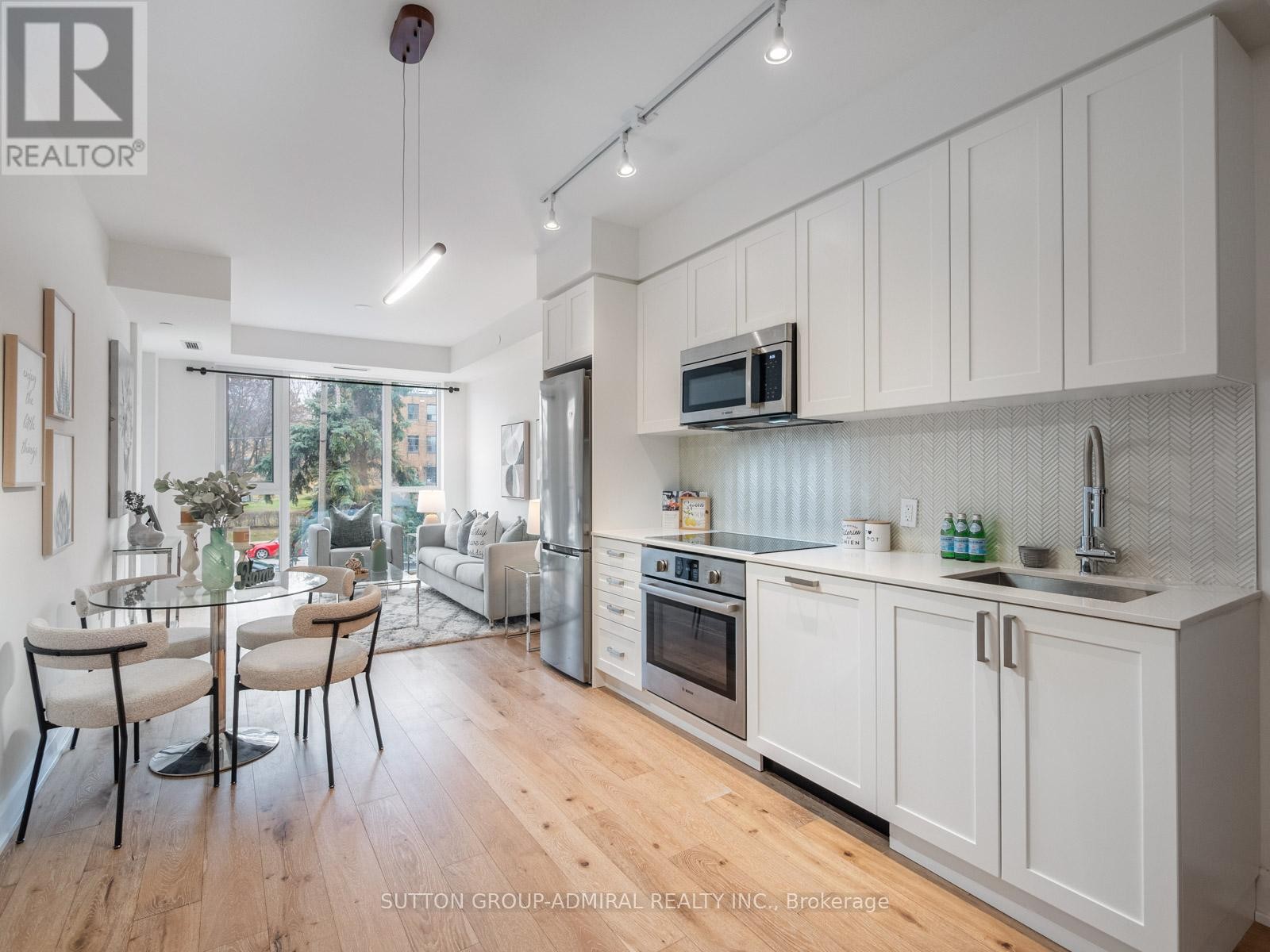 












218 - 293 THE KINGSWAY

,
Toronto (Edenbridge-Humber Valley),




Ontario
M9A0E8

