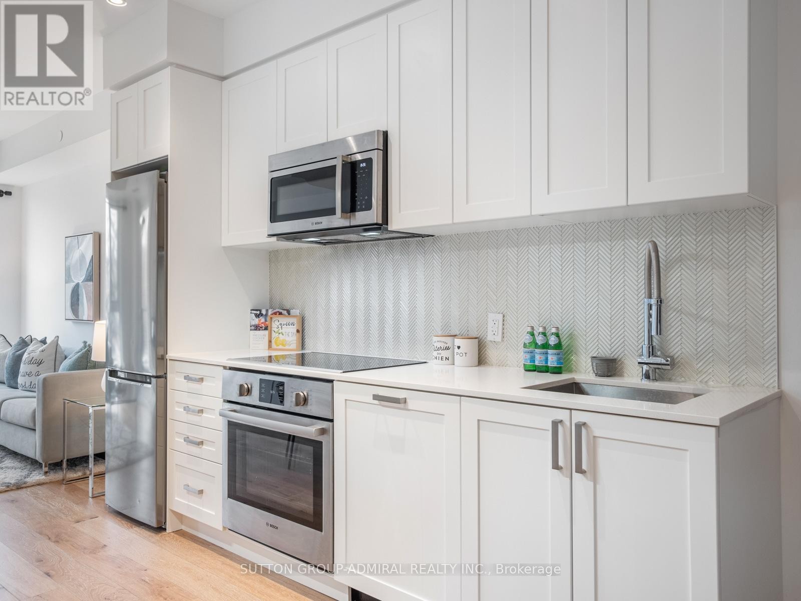 












218 - 293 THE KINGSWAY

,
Toronto (Edenbridge-Humber Valley),




Ontario
M9A0E8

