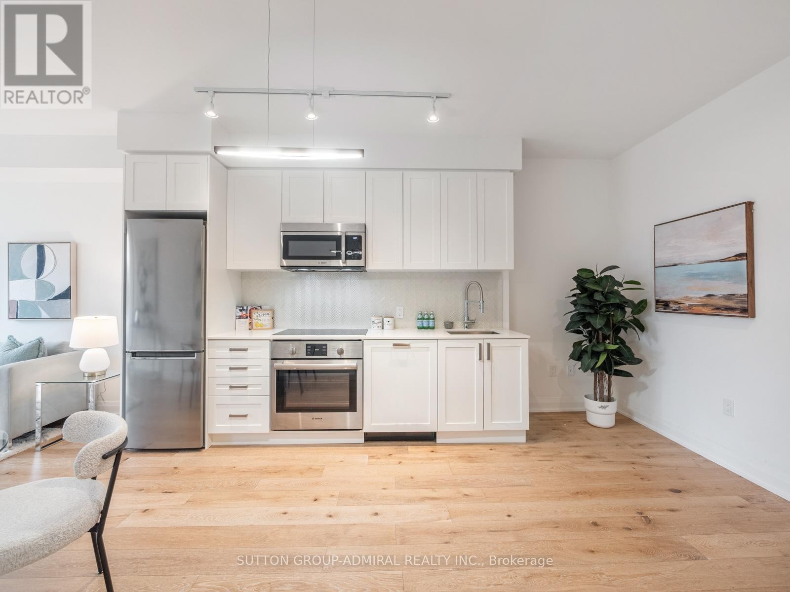 












218 - 293 THE KINGSWAY

,
Toronto (Edenbridge-Humber Valley),




Ontario
M9A0E8

