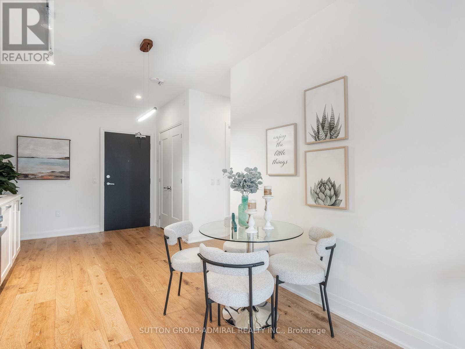 












218 - 293 THE KINGSWAY

,
Toronto (Edenbridge-Humber Valley),




Ontario
M9A0E8

