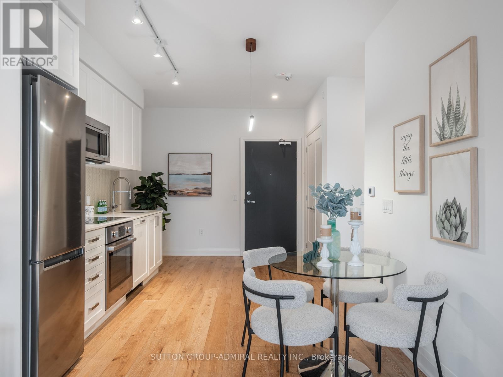 












218 - 293 THE KINGSWAY

,
Toronto (Edenbridge-Humber Valley),




Ontario
M9A0E8

