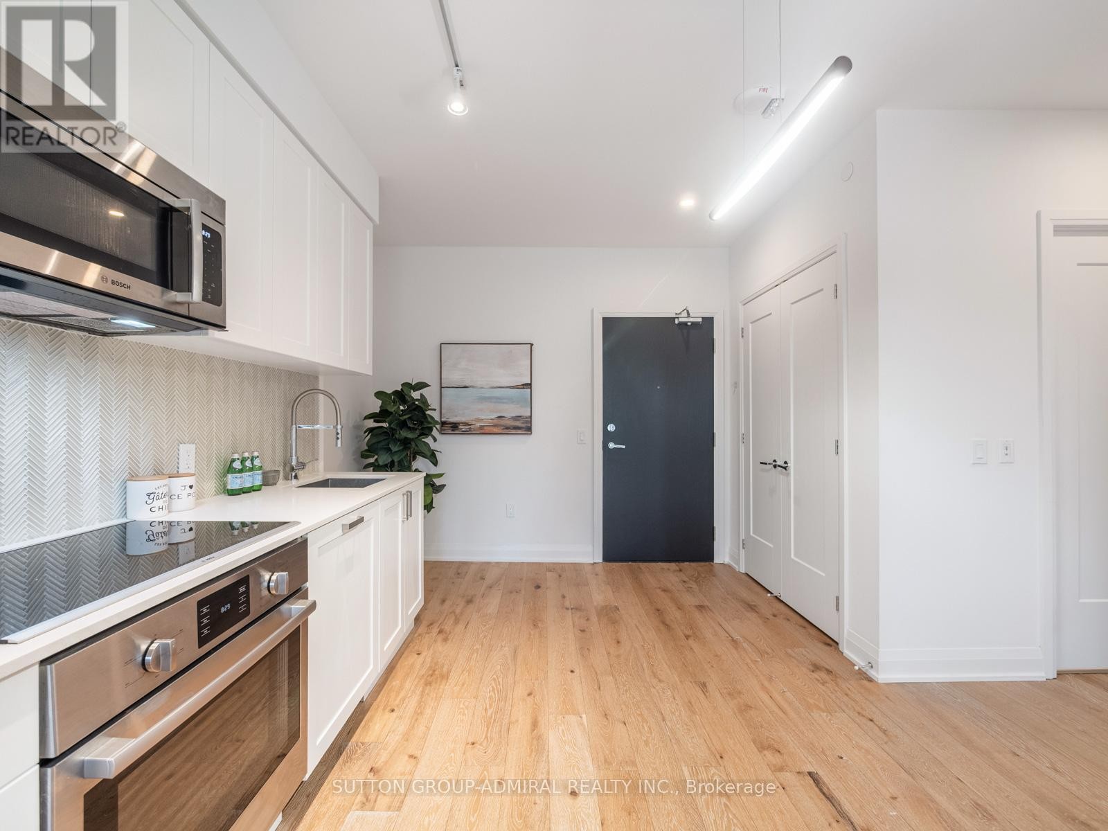 












218 - 293 THE KINGSWAY

,
Toronto (Edenbridge-Humber Valley),




Ontario
M9A0E8


