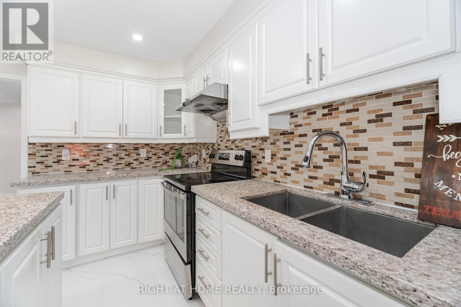 












4793 ROSEBUSH ROAD

,
Mississauga (East Credit),




Ontario
L5M5N2

