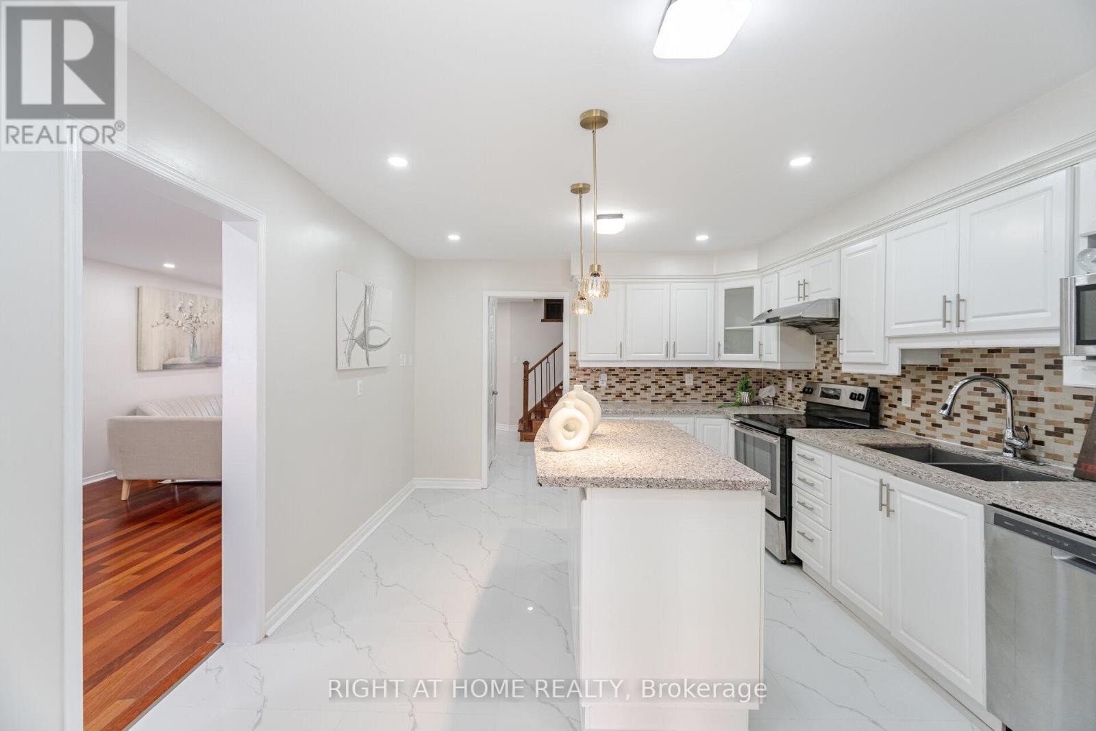 












4793 ROSEBUSH ROAD

,
Mississauga (East Credit),




Ontario
L5M5N2

