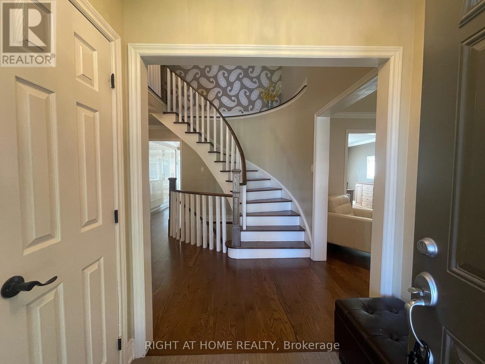 












1299 WINDRUSH DRIVE

,
Oakville (GA Glen Abbey),




Ontario
L6M1W4

