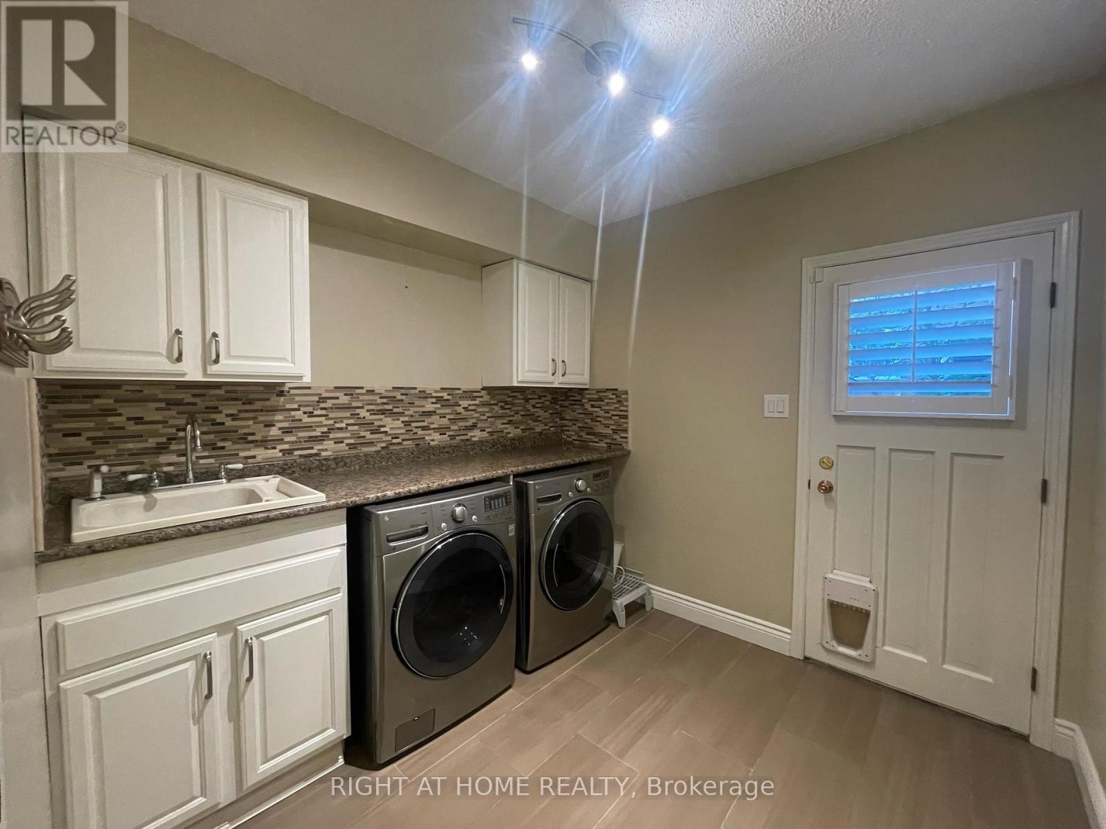 












1299 WINDRUSH DRIVE

,
Oakville (GA Glen Abbey),




Ontario
L6M1W4

