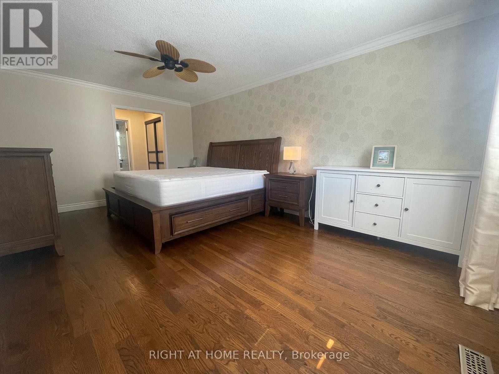 












1299 WINDRUSH DRIVE

,
Oakville (GA Glen Abbey),




Ontario
L6M1W4

