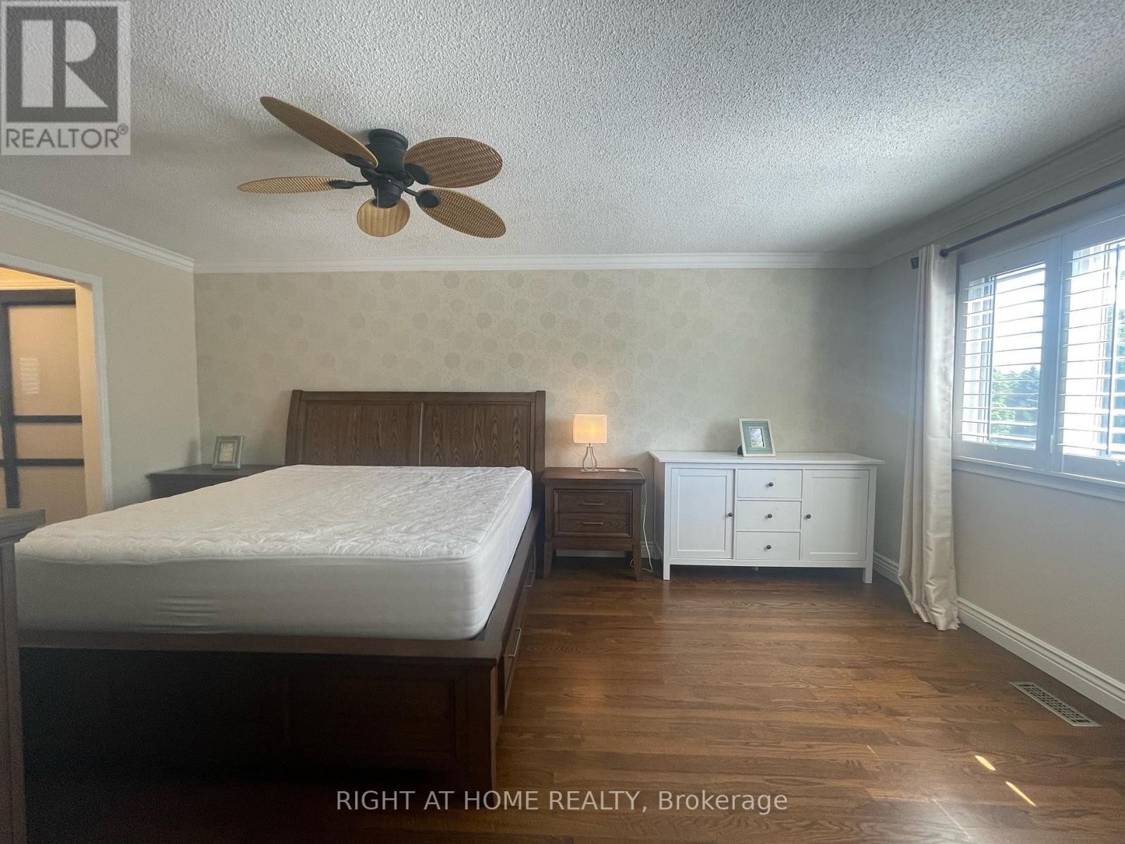 












1299 WINDRUSH DRIVE

,
Oakville (GA Glen Abbey),




Ontario
L6M1W4

