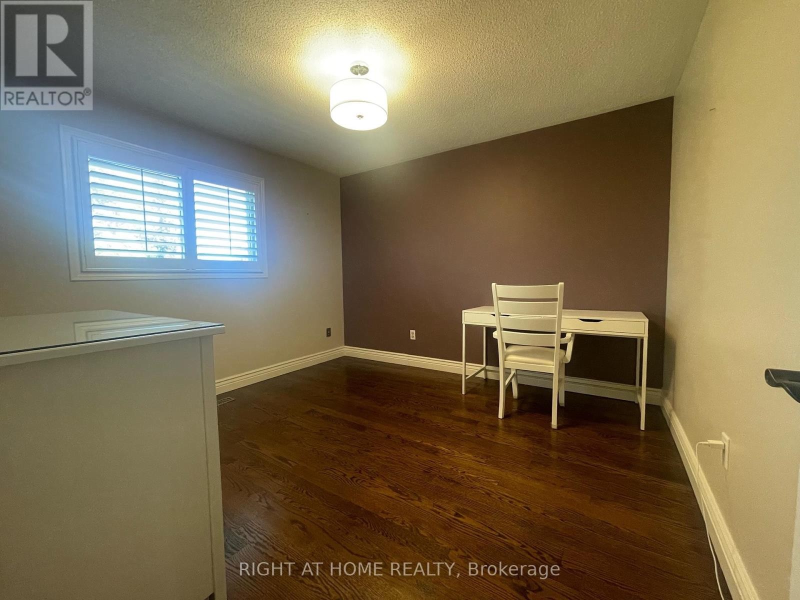 












1299 WINDRUSH DRIVE

,
Oakville (GA Glen Abbey),




Ontario
L6M1W4

