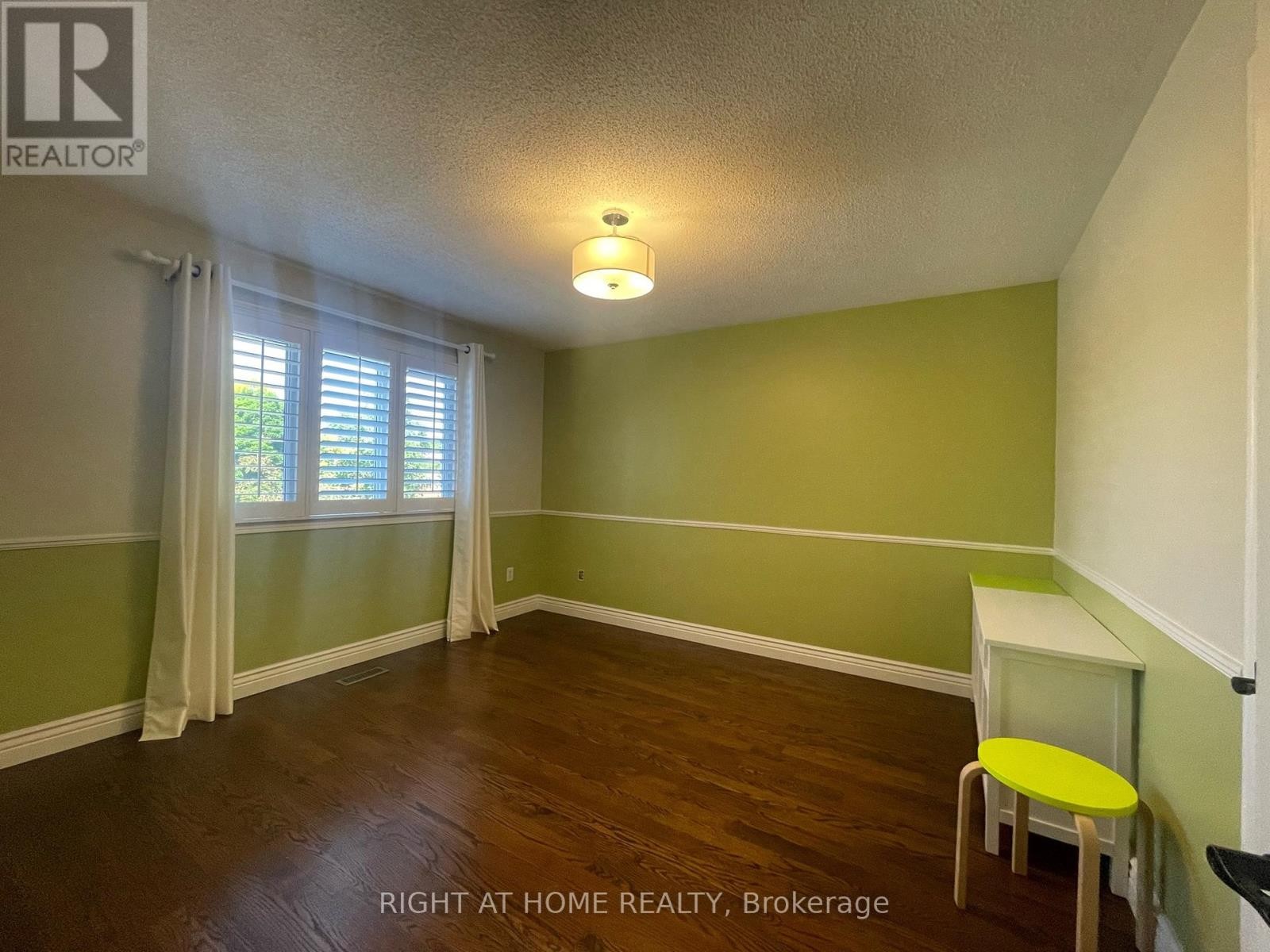 












1299 WINDRUSH DRIVE

,
Oakville (GA Glen Abbey),




Ontario
L6M1W4

