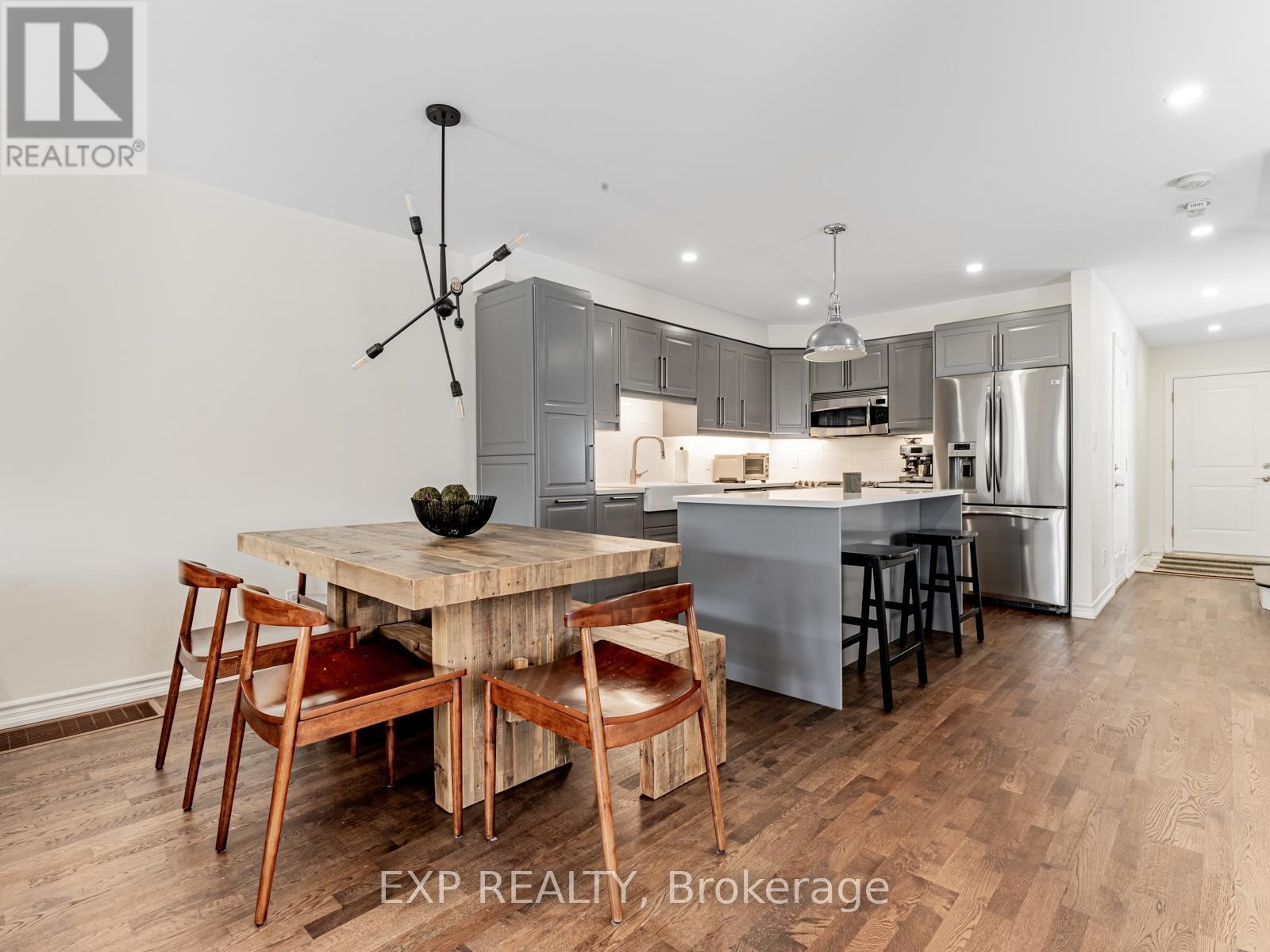 












72 GRAPEVINE ROAD

,
Caledon (Bolton West),




Ontario
L7E2R3

