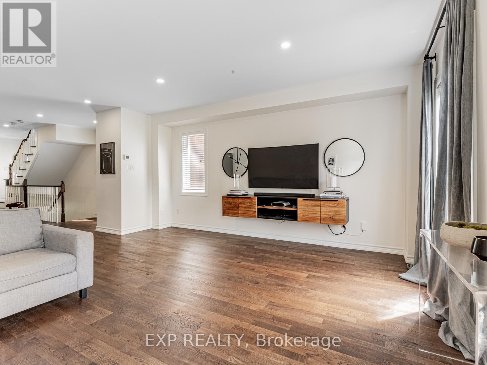 












72 GRAPEVINE ROAD

,
Caledon (Bolton West),




Ontario
L7E2R3

