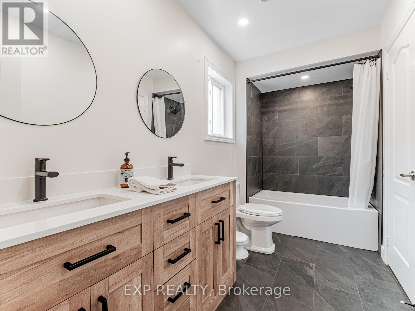 












72 GRAPEVINE ROAD

,
Caledon (Bolton West),




Ontario
L7E2R3

