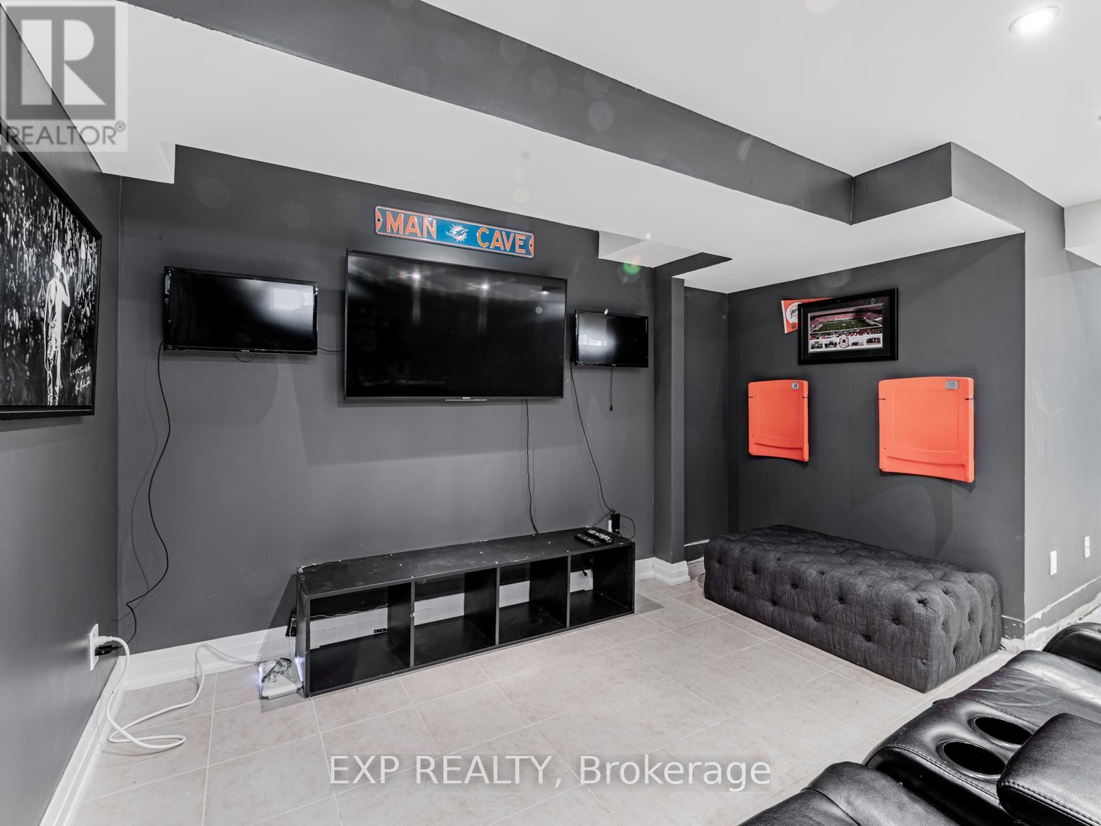 












72 GRAPEVINE ROAD

,
Caledon (Bolton West),




Ontario
L7E2R3

