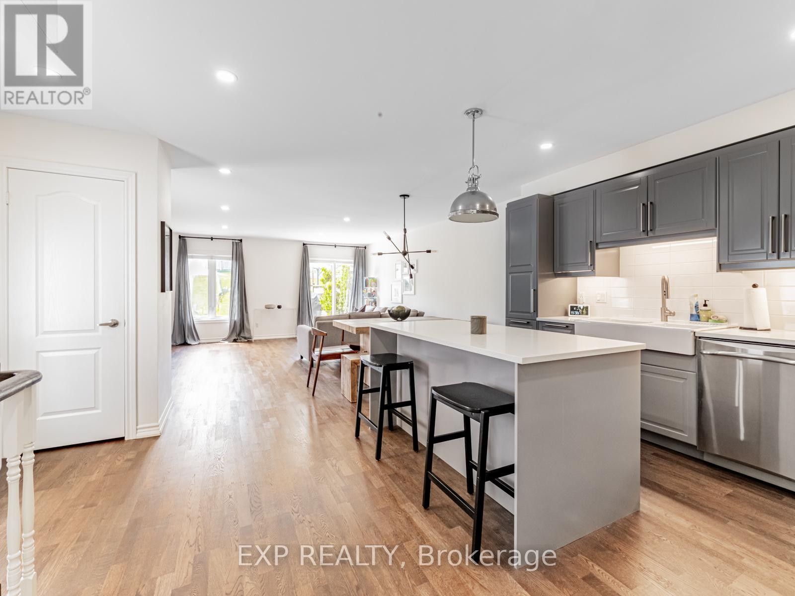 












72 GRAPEVINE ROAD

,
Caledon (Bolton West),




Ontario
L7E2R3

