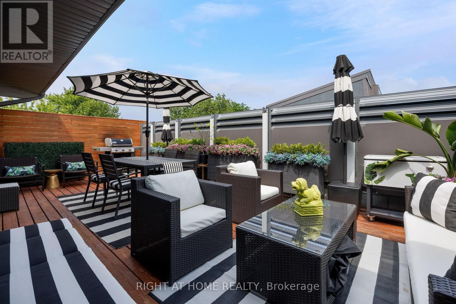 












4 - 50 BARTLETT AVENUE

,
Toronto (Dovercourt-Wallace Emerson-Junction),




Ontario
M6H3E6

