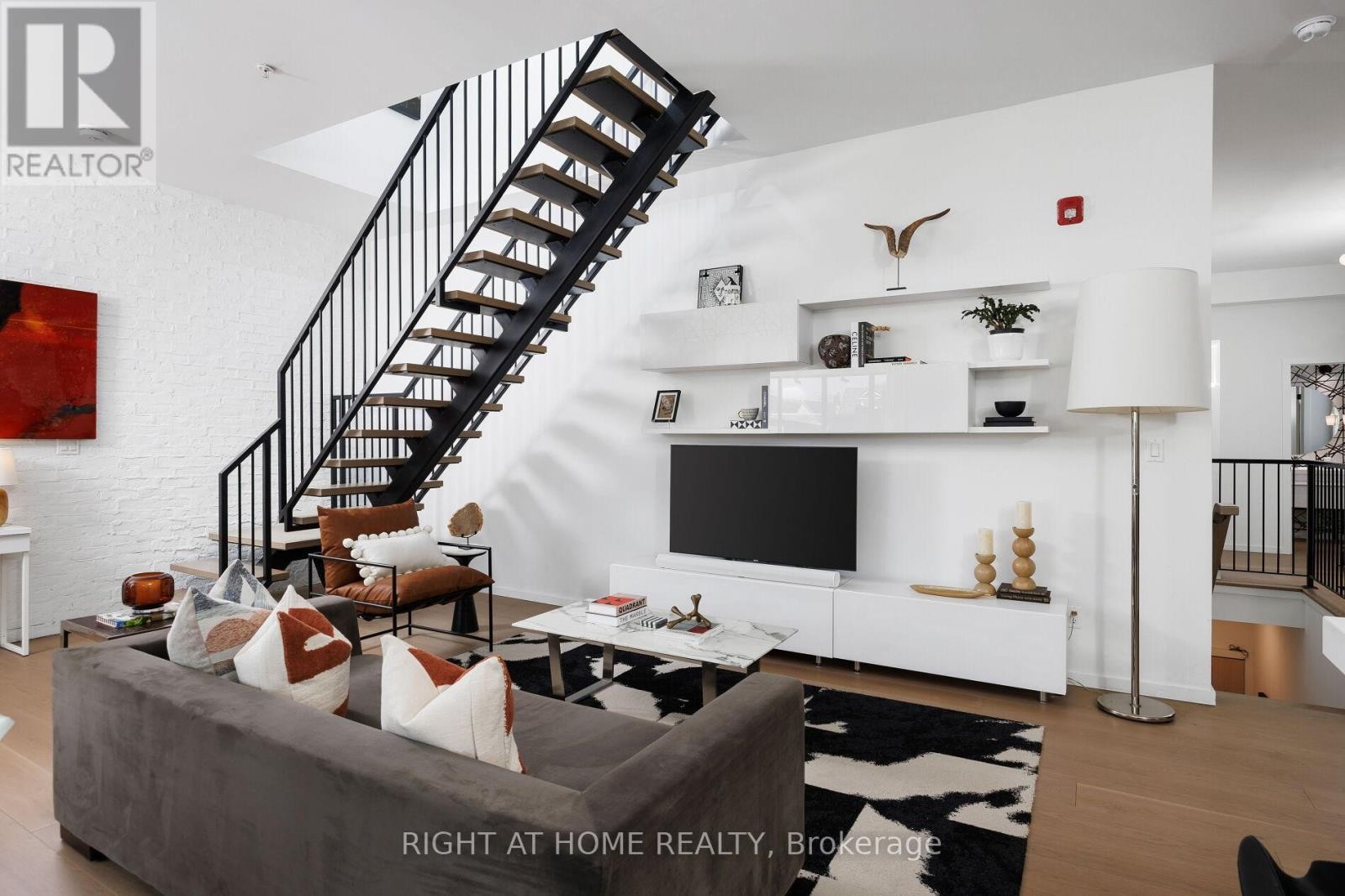 












4 - 50 BARTLETT AVENUE

,
Toronto (Dovercourt-Wallace Emerson-Junction),




Ontario
M6H3E6

