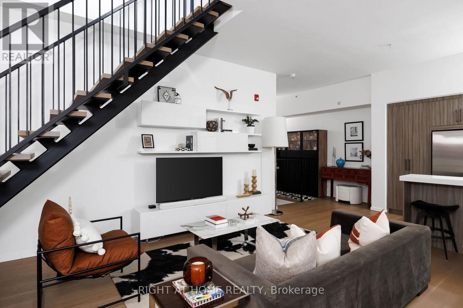 












4 - 50 BARTLETT AVENUE

,
Toronto (Dovercourt-Wallace Emerson-Junction),




Ontario
M6H3E6

