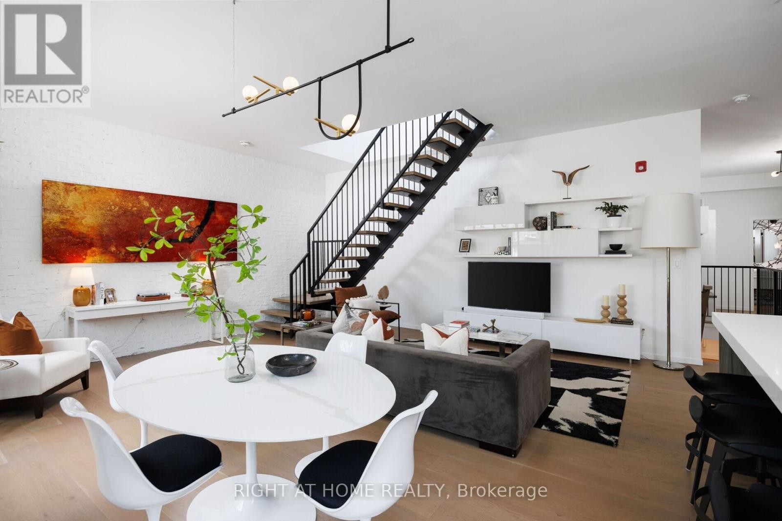 












4 - 50 BARTLETT AVENUE

,
Toronto (Dovercourt-Wallace Emerson-Junction),




Ontario
M6H3E6

