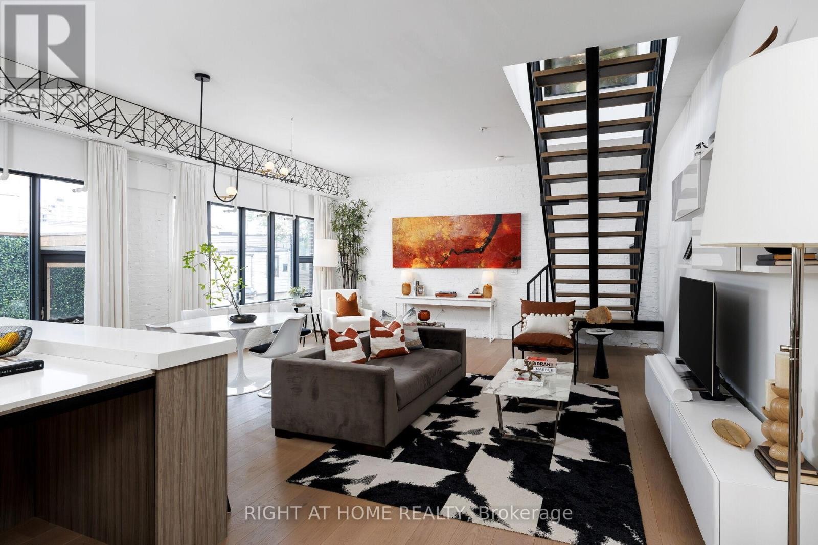 












4 - 50 BARTLETT AVENUE

,
Toronto (Dovercourt-Wallace Emerson-Junction),




Ontario
M6H3E6

