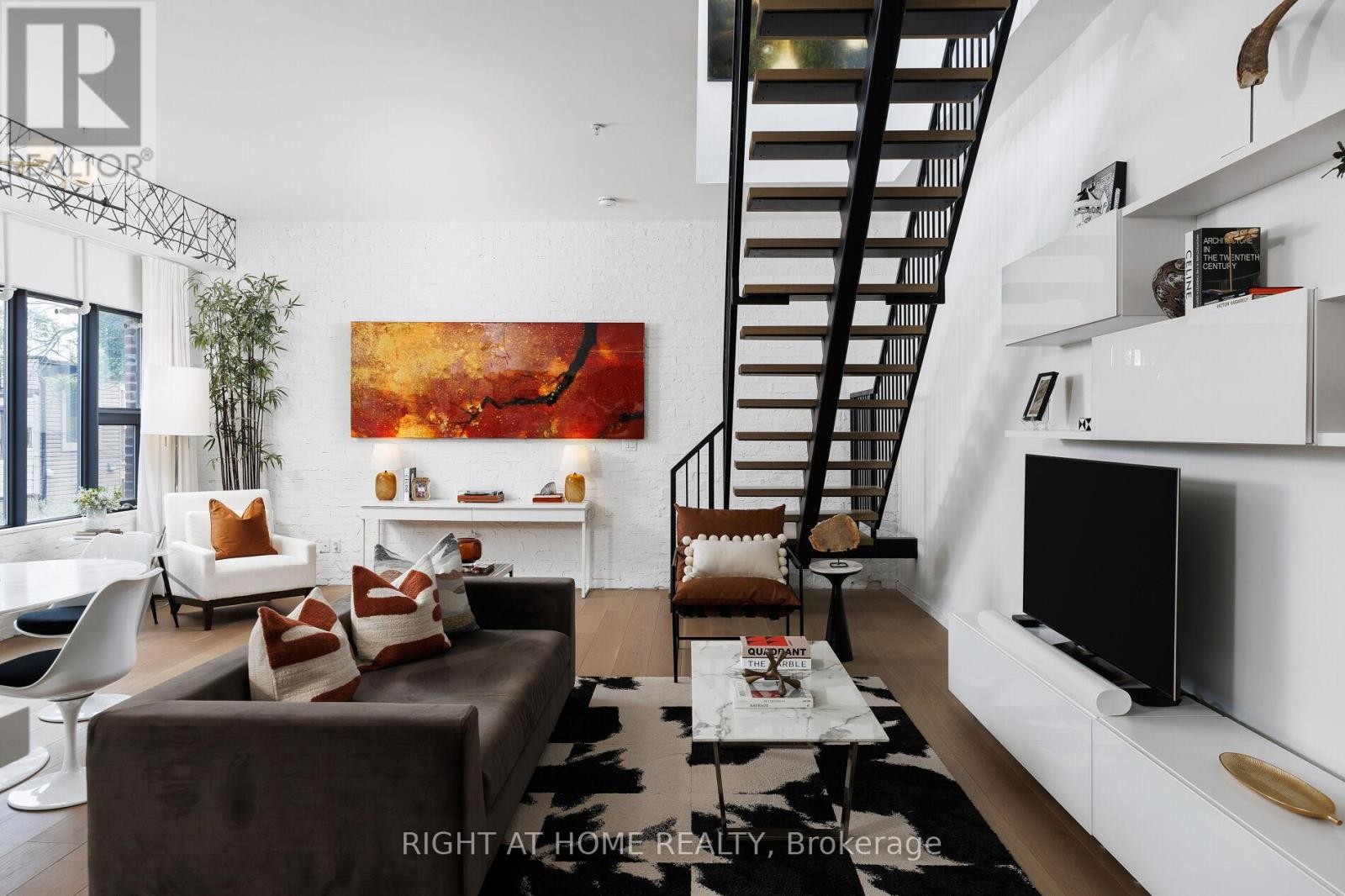 












4 - 50 BARTLETT AVENUE

,
Toronto (Dovercourt-Wallace Emerson-Junction),




Ontario
M6H3E6

