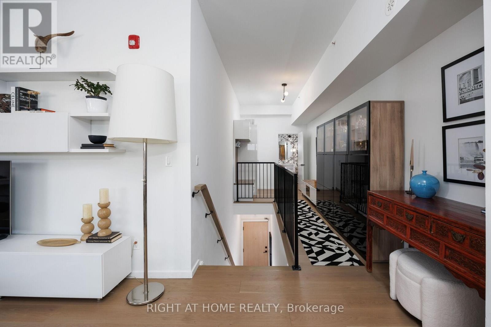 












4 - 50 BARTLETT AVENUE

,
Toronto (Dovercourt-Wallace Emerson-Junction),




Ontario
M6H3E6

