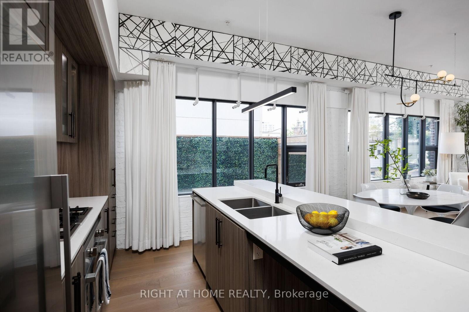 












4 - 50 BARTLETT AVENUE

,
Toronto (Dovercourt-Wallace Emerson-Junction),




Ontario
M6H3E6

