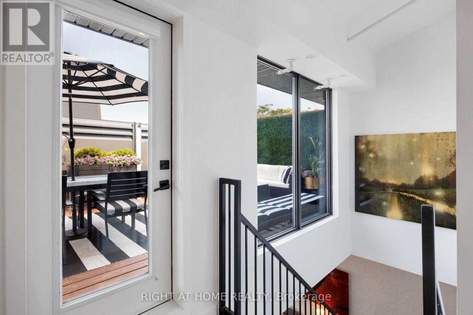 












4 - 50 BARTLETT AVENUE

,
Toronto (Dovercourt-Wallace Emerson-Junction),




Ontario
M6H3E6

