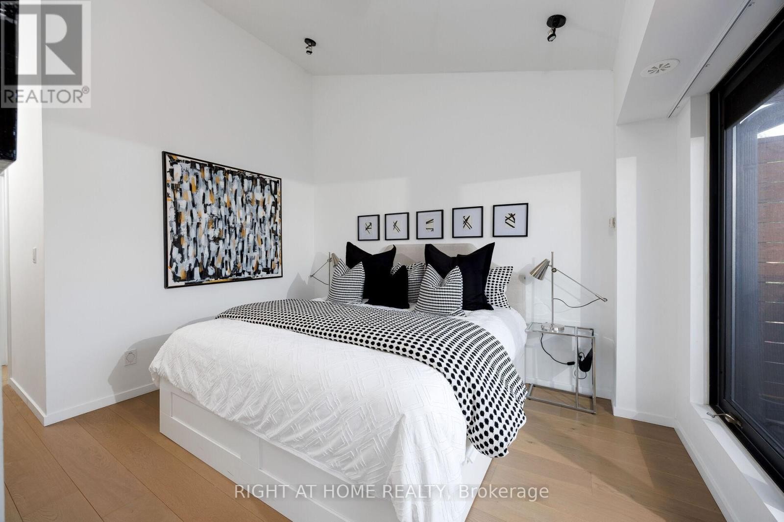 












4 - 50 BARTLETT AVENUE

,
Toronto (Dovercourt-Wallace Emerson-Junction),




Ontario
M6H3E6

