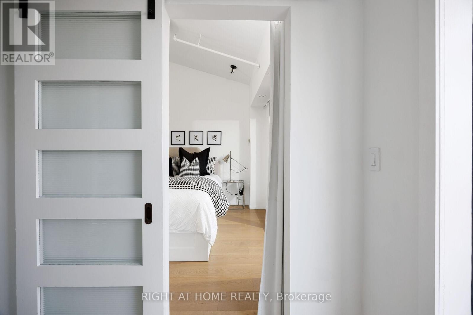 












4 - 50 BARTLETT AVENUE

,
Toronto (Dovercourt-Wallace Emerson-Junction),




Ontario
M6H3E6

