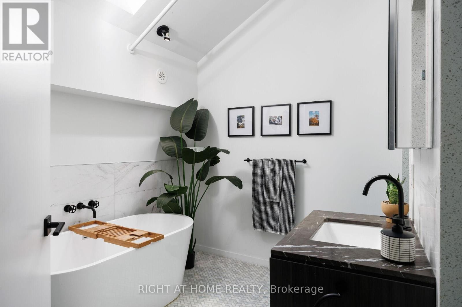 












4 - 50 BARTLETT AVENUE

,
Toronto (Dovercourt-Wallace Emerson-Junction),




Ontario
M6H3E6

