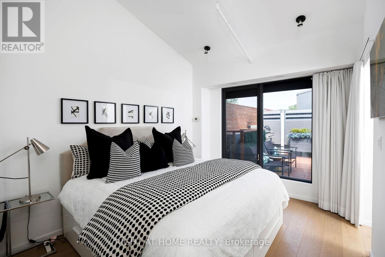 












4 - 50 BARTLETT AVENUE

,
Toronto (Dovercourt-Wallace Emerson-Junction),




Ontario
M6H3E6

