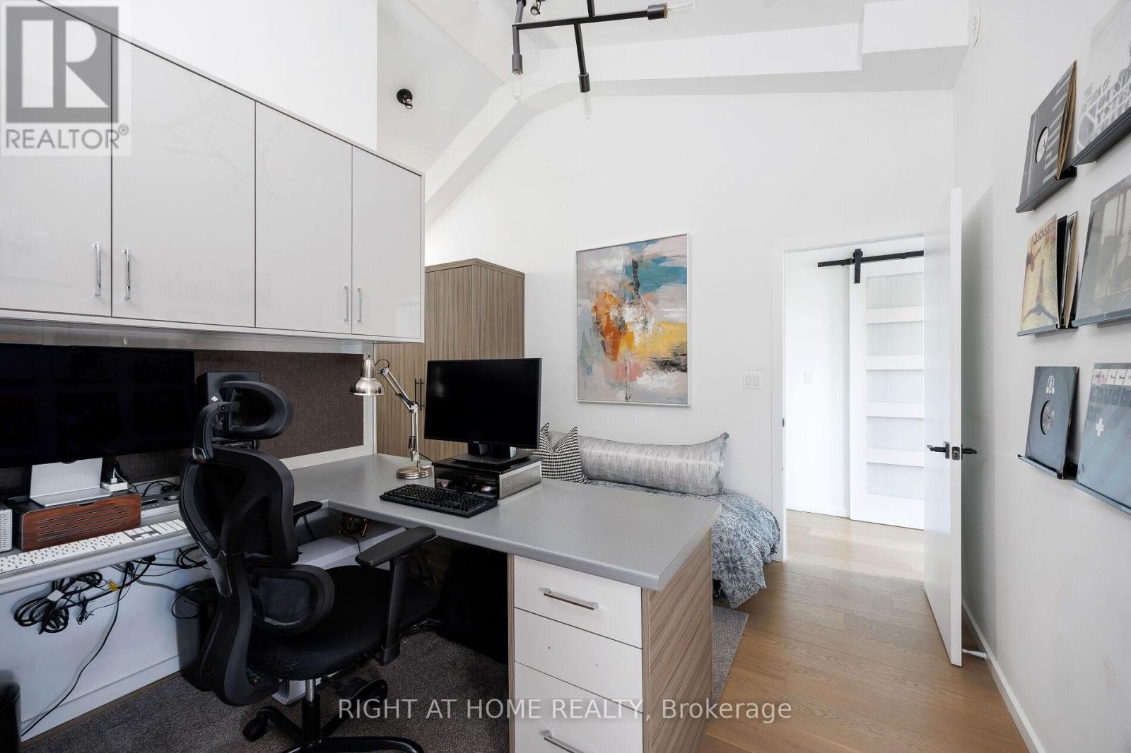












4 - 50 BARTLETT AVENUE

,
Toronto (Dovercourt-Wallace Emerson-Junction),




Ontario
M6H3E6

