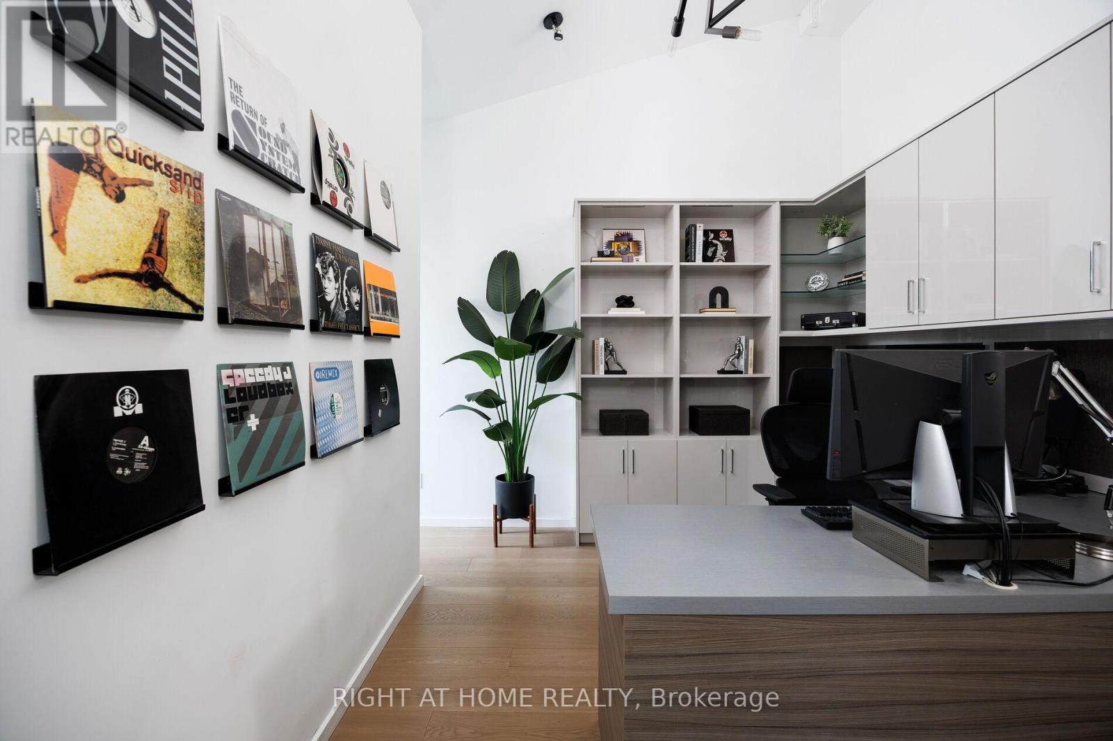 












4 - 50 BARTLETT AVENUE

,
Toronto (Dovercourt-Wallace Emerson-Junction),




Ontario
M6H3E6

