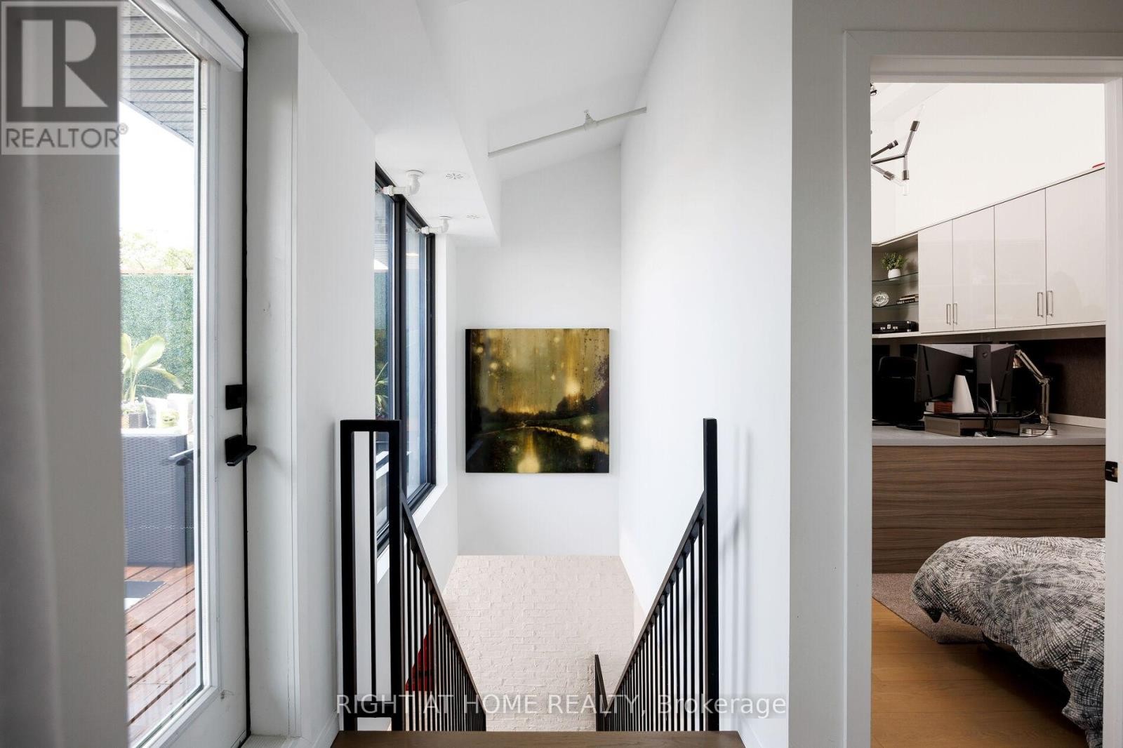 












4 - 50 BARTLETT AVENUE

,
Toronto (Dovercourt-Wallace Emerson-Junction),




Ontario
M6H3E6


