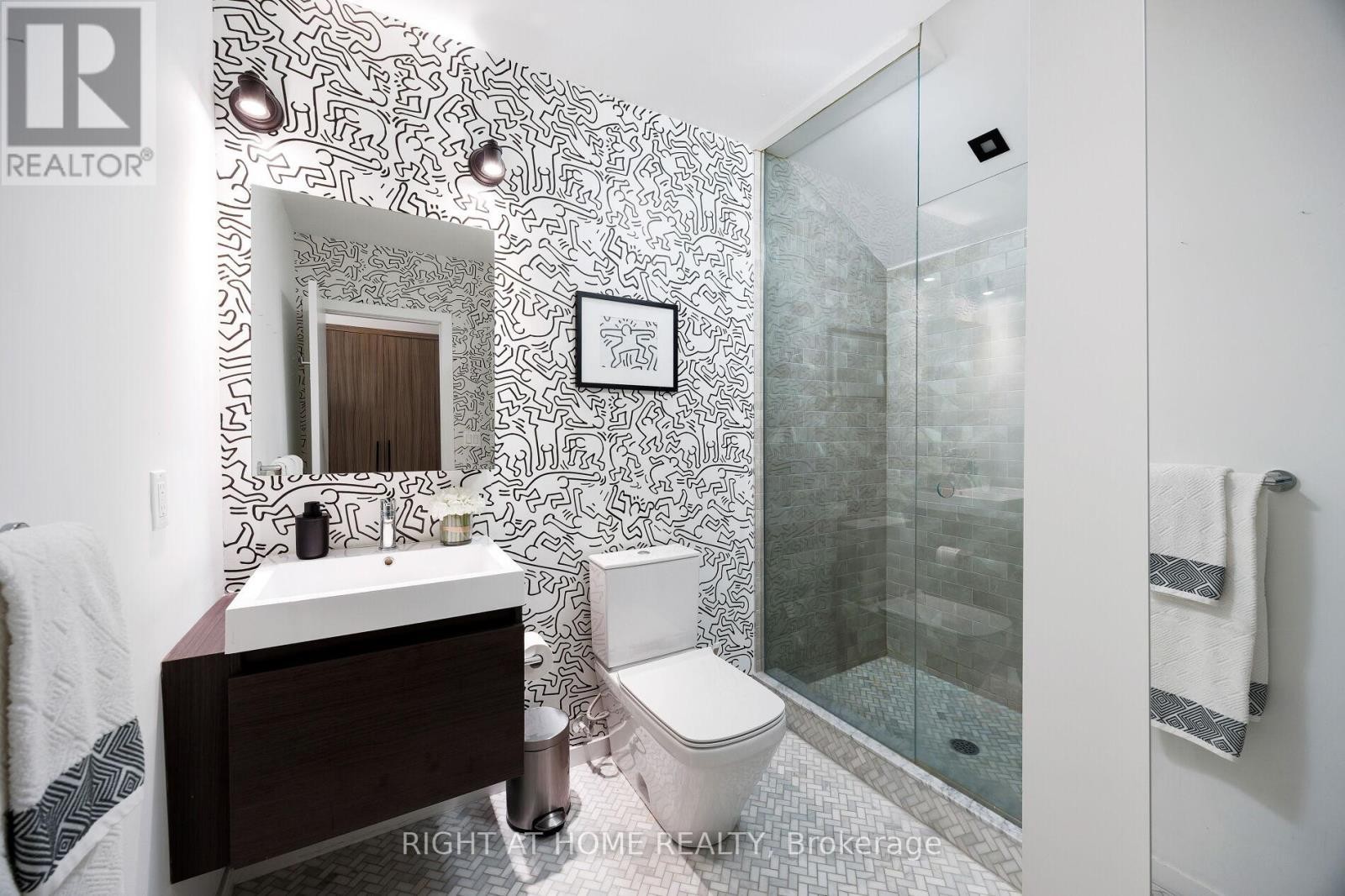 












4 - 50 BARTLETT AVENUE

,
Toronto (Dovercourt-Wallace Emerson-Junction),




Ontario
M6H3E6

