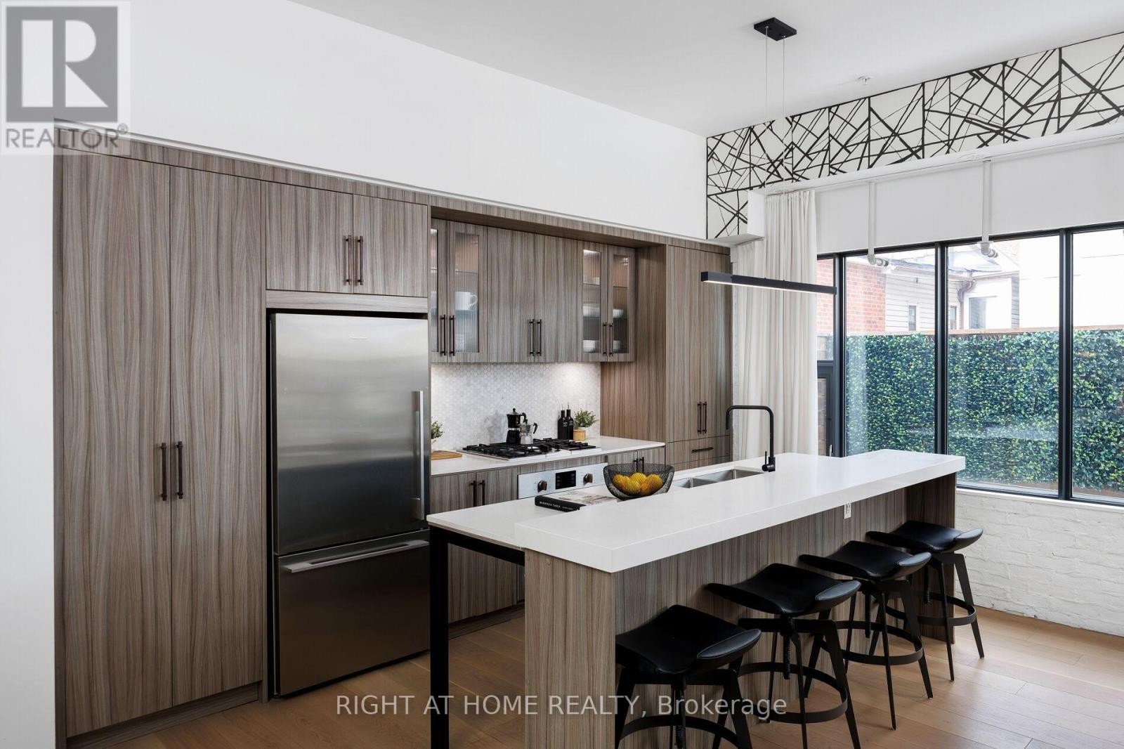 












4 - 50 BARTLETT AVENUE

,
Toronto (Dovercourt-Wallace Emerson-Junction),




Ontario
M6H3E6

