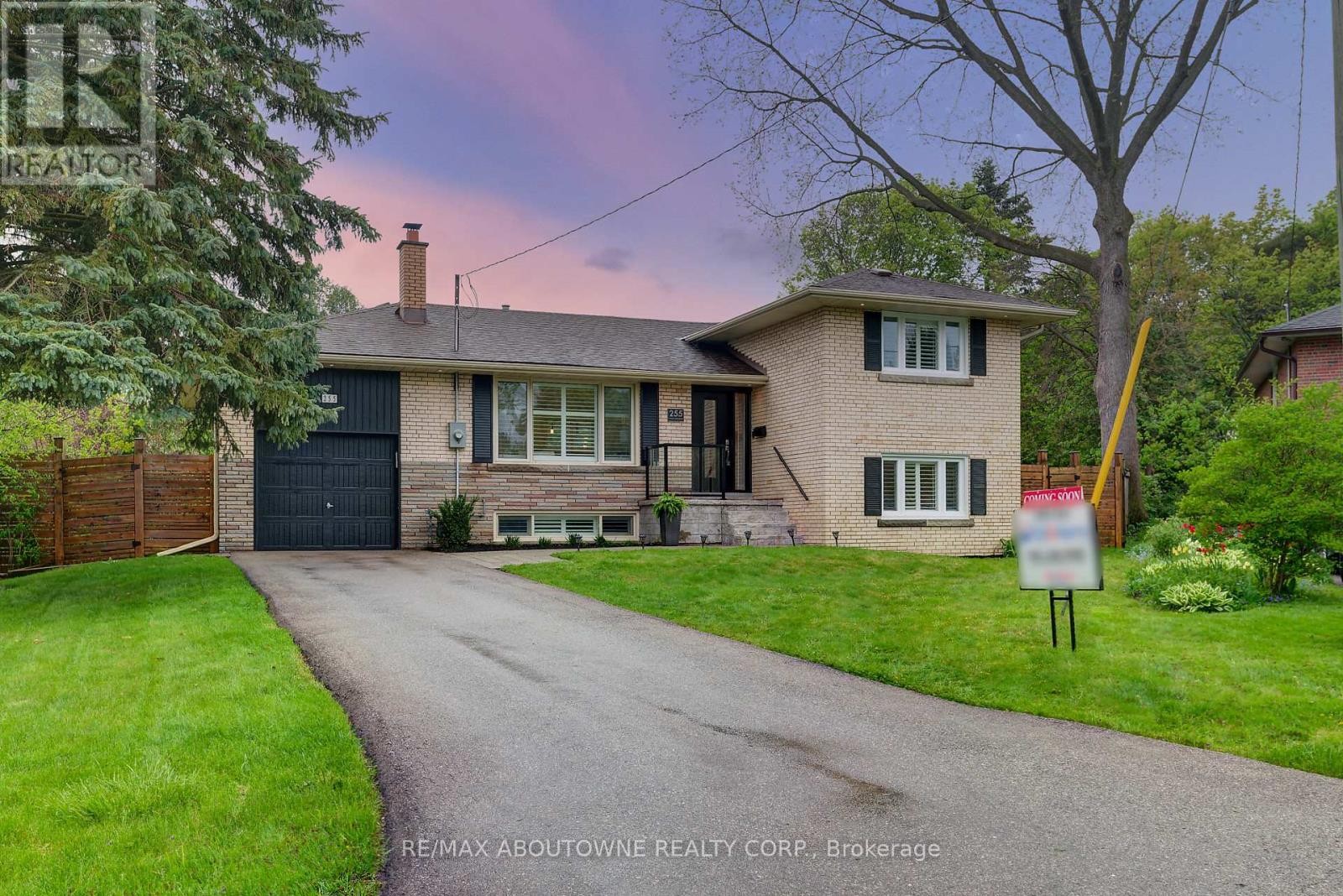 












255 WALES CRESCENT

,
Oakville (BR Bronte),




Ontario
L6L3X8

