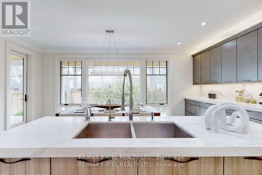 












430 REYNOLDS STREET

,
Oakville (OO Old Oakville),




Ontario
L6J3M4

