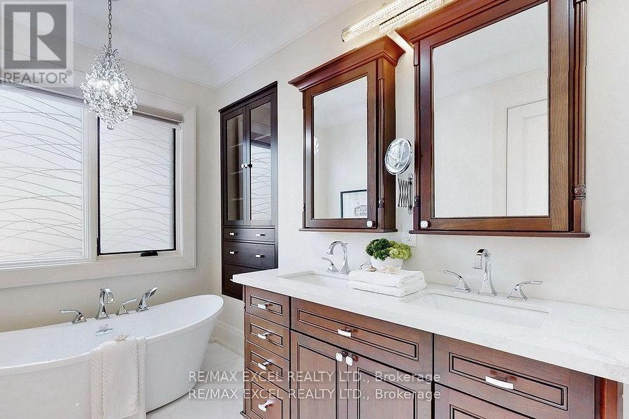 












430 REYNOLDS STREET

,
Oakville (OO Old Oakville),




Ontario
L6J3M4

