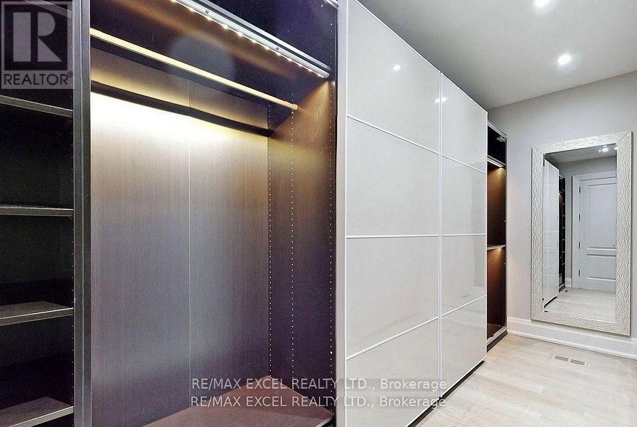 












430 REYNOLDS STREET

,
Oakville (OO Old Oakville),




Ontario
L6J3M4

