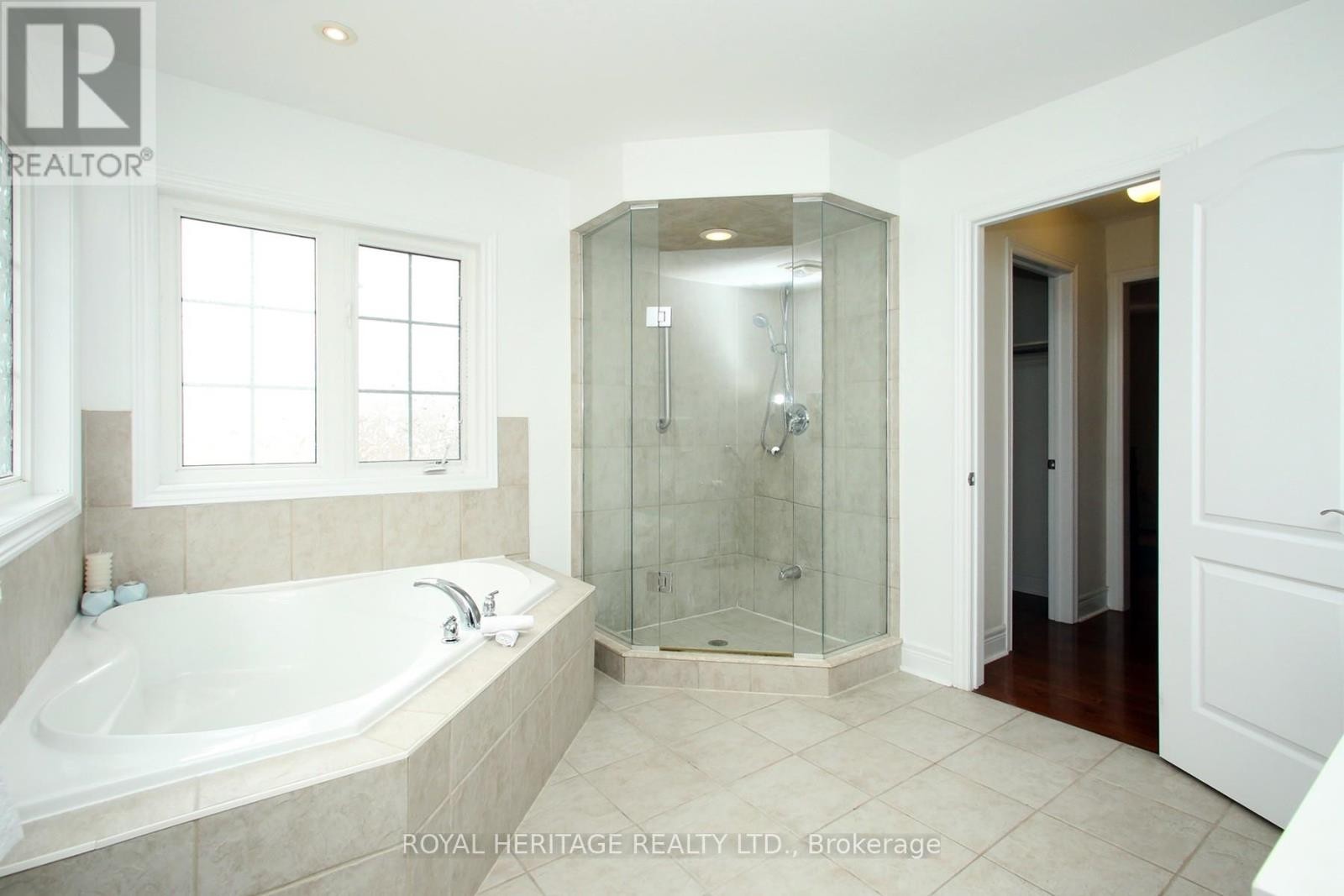 












178 BEFFORT ROAD

,
Toronto (Downsview-Roding-CFB),




Ontario
M3K1N9

