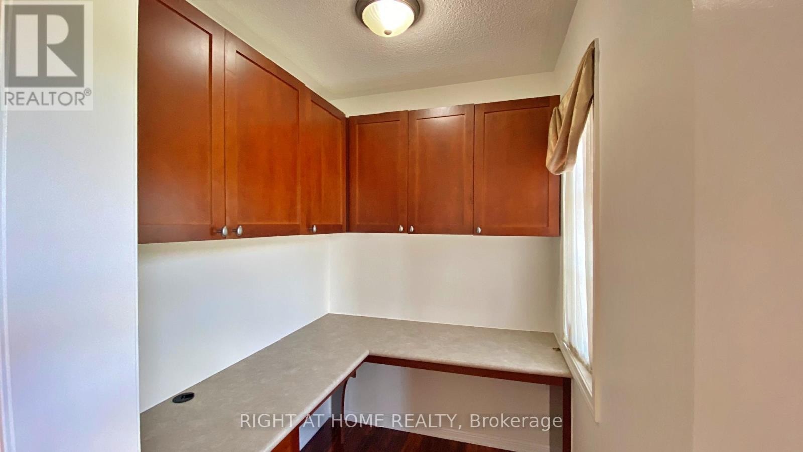 












664 HOLLY AVENUE

,
Milton (CO Coates),




Ontario
L9T0G2


